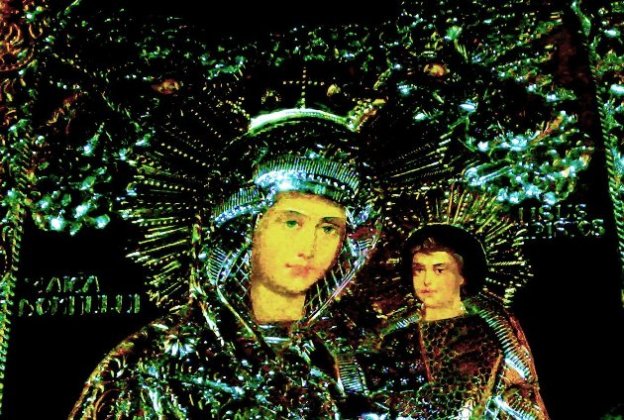 Icoana Maicii Domnului, la lumina unei lumanari