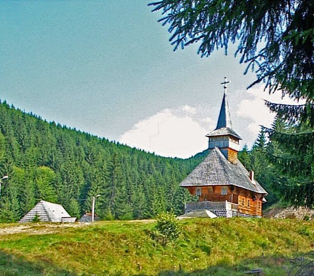 Schitul "Sfinţii Impăraţi Constantin şi Elena" - Budeşti , Maramureş