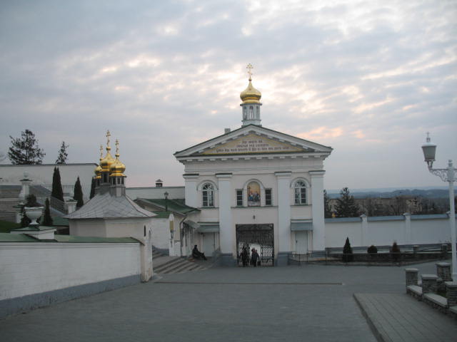 Główna brama w Poczajewskiej Ławrze