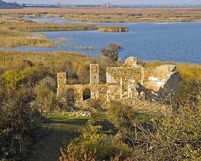 Ο Αγιος Αχίλλειος στη Μικρή Πρέσπα-St. Achilleios in Little Prespa lake