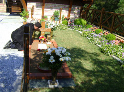 Silvia 
mormantul parintelui Paisie Aghioritul,Grecia 
2008-06-20 13:41:40