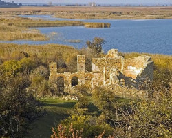 thiv56 
Ο Αγιος Αχίλλειος στη Μικρή Πρέσπα-St. Achilleios in Little Prespa lake 
2008-06-25 08:56:14