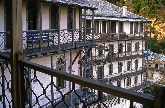 Εξώστες στη Σιμωνόπετρα - Balconies at Simonos Petra H. Monastery