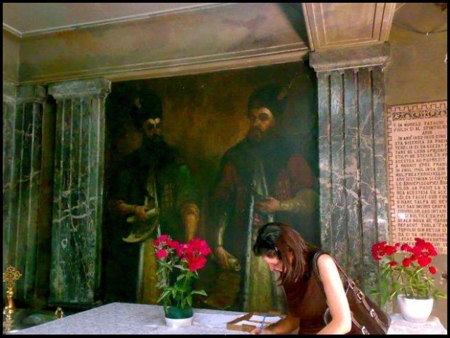 Crestina scriind un acatist la biserica Sfantul Spiridon cel Nou