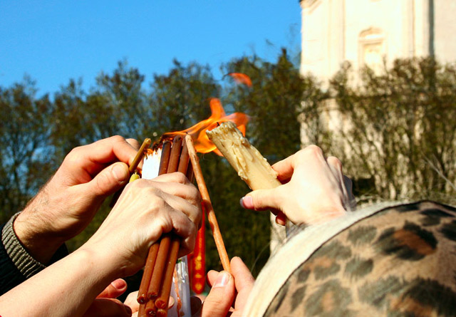 Distributing of blessing fire 1(Раздача благодатного огня)