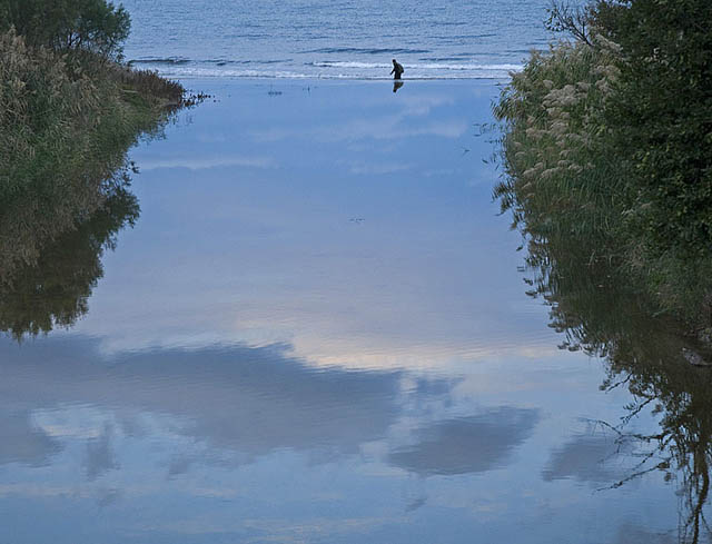 Μοναχός παρά θιν' αλός - Monk walking by the sea