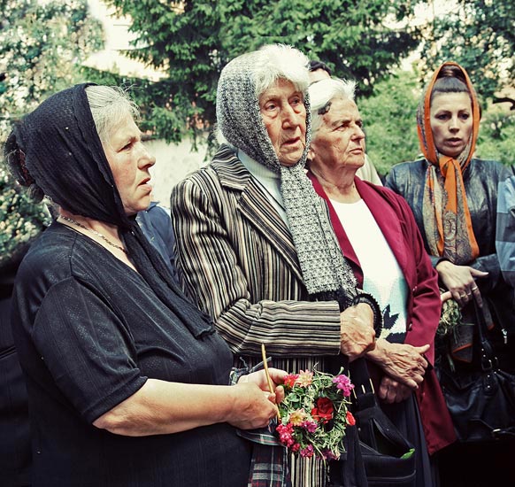 жене пред храмом