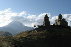 justa 
Tsminda Sameba church in Kazbegi 
2008-07-13 19:46:09