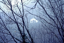 thiv_col_Athos 
Το σπήλαιο του οσίου Γαβριήλ-St. Gabriel's cave in the mist 
2008-07-19 11:38:58