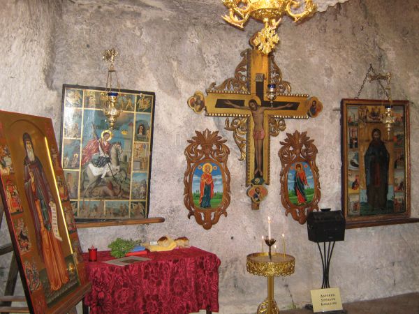 Biserica pesterii Sf Cuv Dimitrie Basarbov