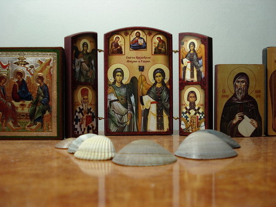 Триптих, иконице и шкољке