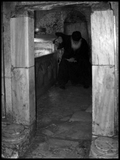 Prey at the tomb of the Virgin Mary