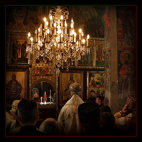 Литургија у манастиру Крушедол