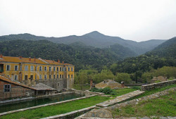 thiv_col_Athos 
Έξω από την Ι. Μονή Ιβήρων - Outside Iveron H. Monastery 
2008-08-04 15:48:22