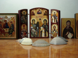 b4N3 
Триптих, иконице и шкољке 
2008-08-08 00:18:15
