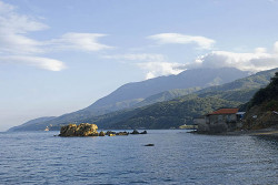 thiv_col_Athos 
Ψαρόσπιτο και Άθως - Fishermen-monks' house and Athos 
2008-08-20 10:42:11