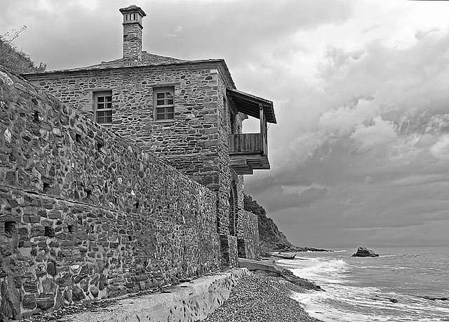 Κτήριο στην ιβηρίτικη παραλία - Building at Iveron's seaside