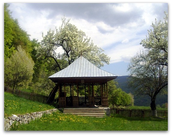 Altarul de vara al Schitului Locurele