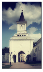 jesse 
Nikolo-Ugreshskiy monastir`, vhod i zdanie stolovoy sprava 
2008-09-10 10:43:18