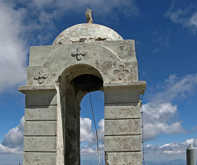 Καμπαναριό στον Βόρα - Bellfry on Kaimaktsalan's peak