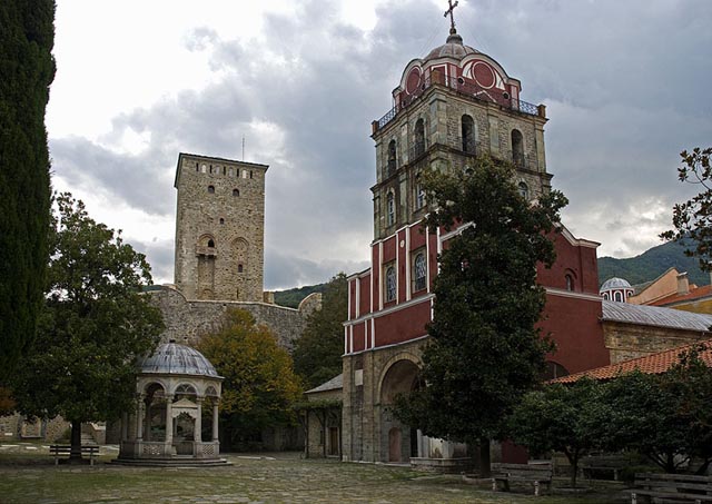 Στον αυλόγυρο της Ι. Μονής Ιβήρων - At Iveron H. Monastery's courtyard