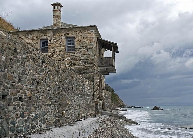 Κτήριο στη ΒΑ παραλία του Αγίου Όρους - Building on NE Athonite coast
