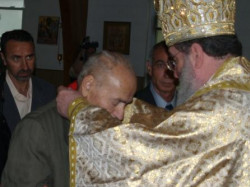 angus 
Dahoud Sawaged receives the order of St Ignatius, from Bishop Basil 
2008-10-09 04:48:50