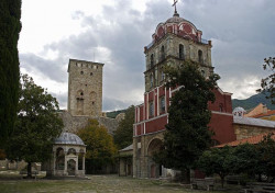 thiv_col_Athos 
Στον αυλόγυρο της Ι. Μονής Ιβήρων - At Iveron H. Monastery's courtyard 
2008-10-09 09:37:39