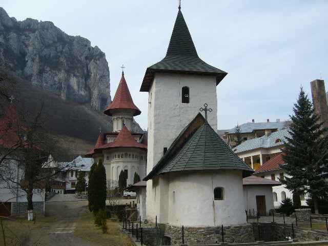 Vechiul si noul la Manastirea Ramet