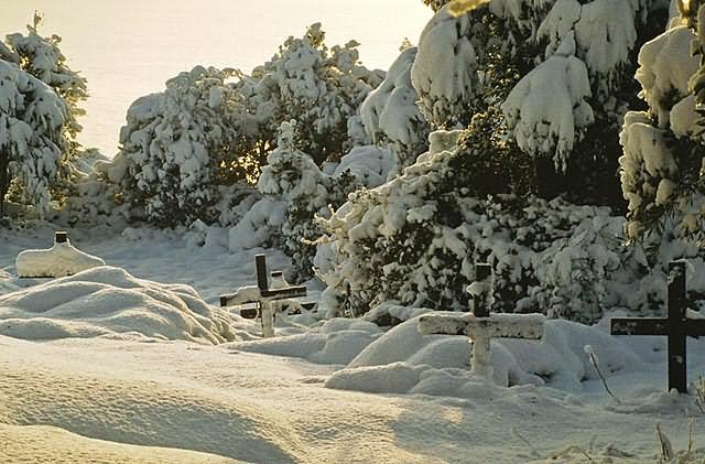 Σταυροί στο χιόνι - Crosses in the snow