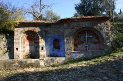 Hilandarinos 
Хиландар,чесме на улазу 
2008-11-06 13:10:35