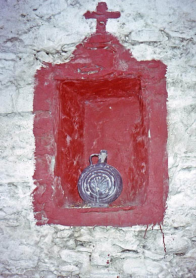 Ροΐ λαδιού δίπλα σε παρεκκλήσι - Bottle of oil by chapel
