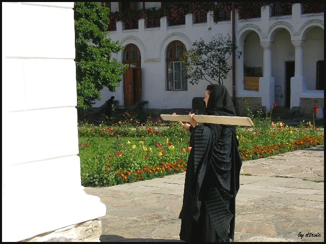 Seara şi dimineaţa şi la amiază Te lăudăm,Te binecuvântăm Îţi mulţmim...