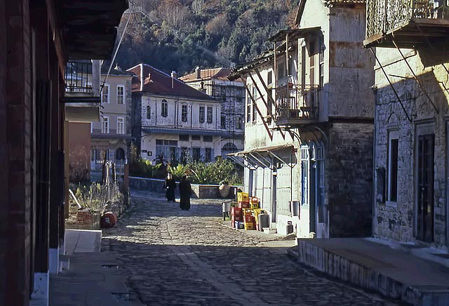 Ο κεντρικός δρόμος στις Καρυές - Main street at Karyes