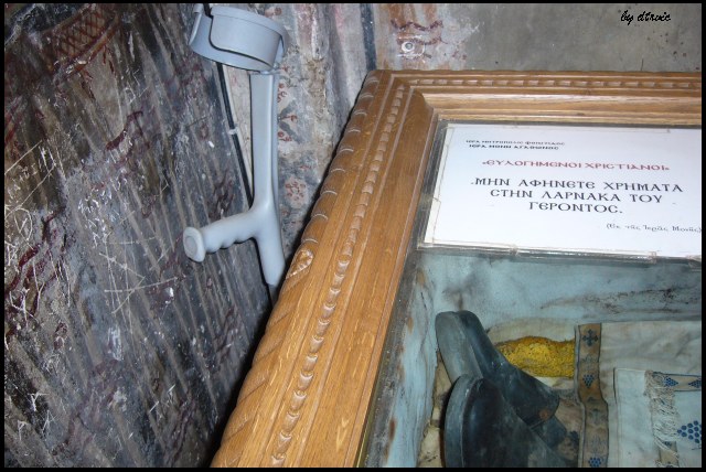 La picioarele Sfinţilor