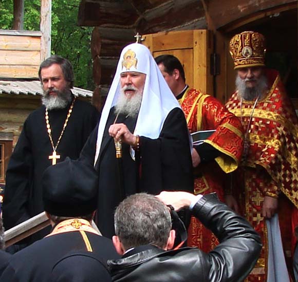 Патриарх на Бутовском полигоне. Радоница 2008 г.