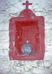 thiv_col_Athos 
Ροΐ λαδιού δίπλα σε παρεκκλήσι - Bottle of oil by chapel 
2008-12-06 10:40:50