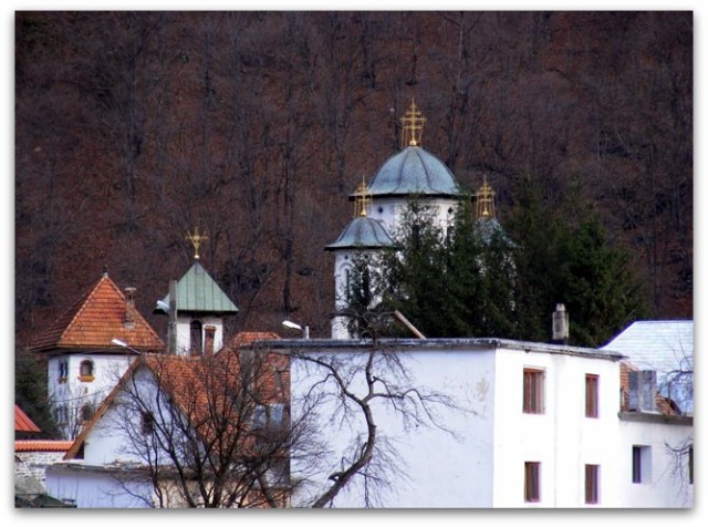 turlele Manastirii Lainici, vazute din camera unde am locuit