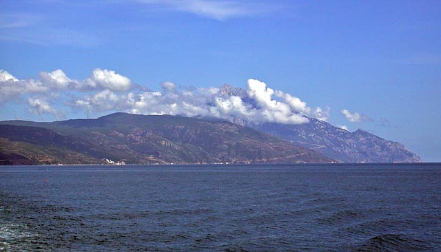 Το Άγιο Όρος από ΒΔ. - Mt. Athos from NW.