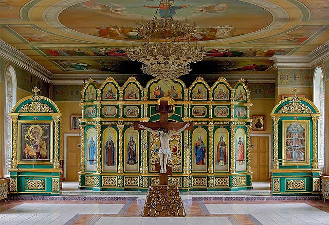 В храме .