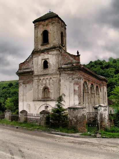 Храм у Старим Лединцима