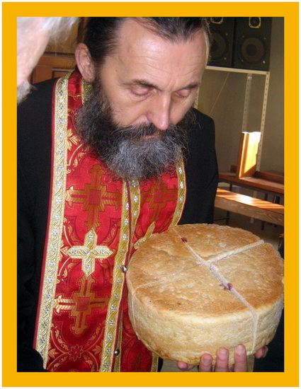 у Славу и част