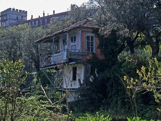 Κηπουρόσπιτο στην Ι. Μονή Βατοπεδίου - Building in the garden