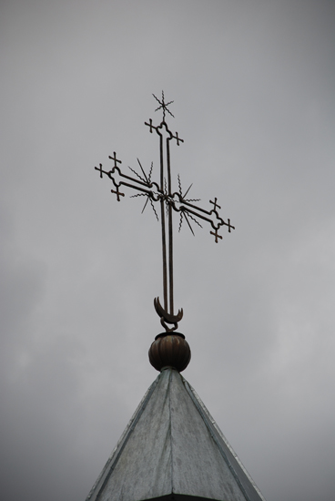Krzyż na kaplicy cmentarnej w Łosince, gmina Narew, pow. hajnowski