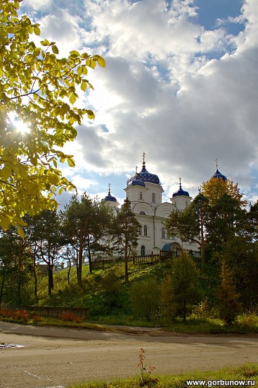 Осенью
