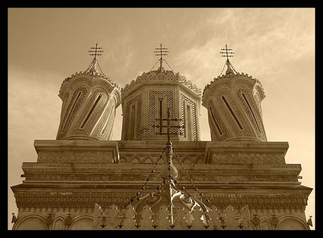Turlele Sfintei Manastiri Curtea de Arges