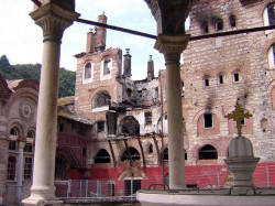 PopovicT 
Srpski manastir HILANDAR na Svetoj Gori, tri meseca posle požara 2004.godine 
2009-02-28 22:45:18