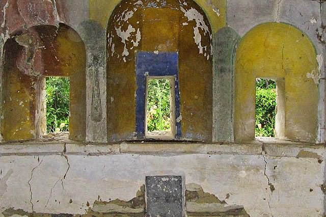 Ιερό εγκαταλειμένου παρεκκλησιού - Altar in a deserted chapel
