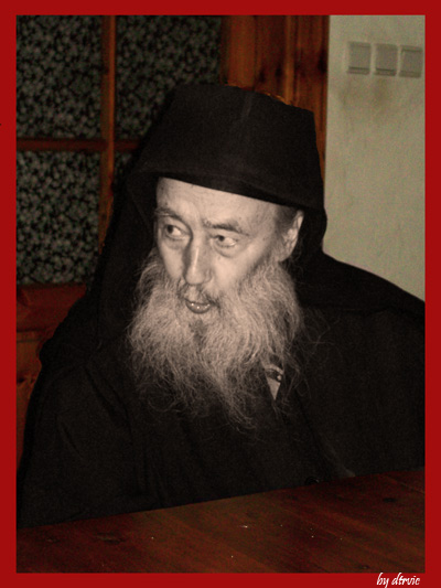 Ascultand la Sfinti Parintele Petroniu  -  Listening to the Saints Father Petroniu