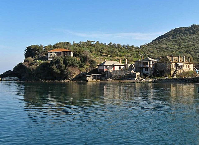 Κτήρια στον όρμο του Βατοπεδίου-Buildings at Vatopediou harbour